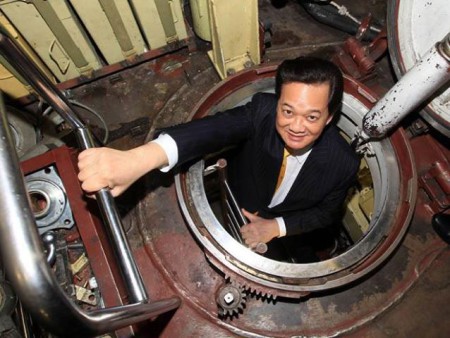 Thủ tướng thị sát tầu ngầm Kilo (5/2013). TTXVN