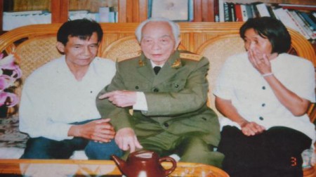 Ông Phan Văn Điền trong lần gặp Đại tướng Võ Nguyên Giáp - Ảnh: Gia đình cung cấp