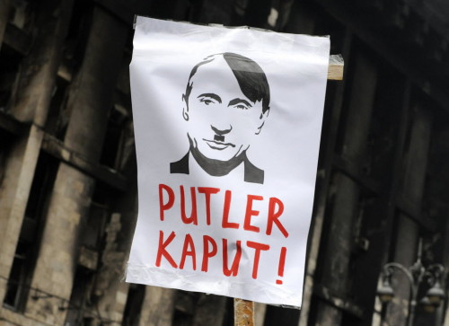 Biểu ngữ  mô tả Tổng thống Nga Vladimir Putin như nhà độc tài Đức Adolf Hitler với giòng chữ "Putler! Ông tiêu rồi!”. Ảnh: dallasnews.com
