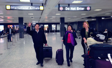 TS Cù Huy Hà Vũ và vợ LS Nguyễn Thị Dương Hà, cùng cô Jenifer L Neidhart de Ortiz, đặc trách nhân quyền của Toà Đại sứ Hoa Kỳ tại Việt Nam, đặt chân xuống phi trường Dulles International Airport, ngày 7 tháng 4, 2014. 