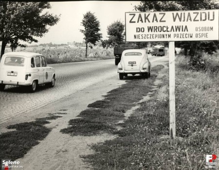 Tấm biển ghi: "Những người chưa tiêm phòng không được tới Wrocław"