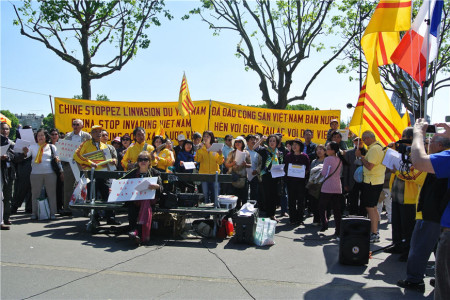 "Phe cờ vàng" biểu tình
