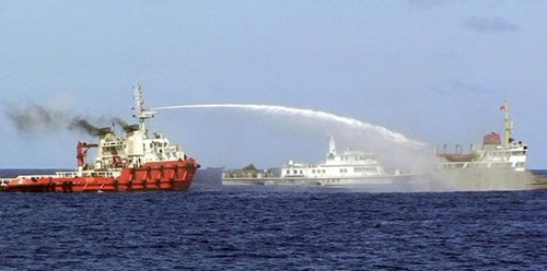 Tầu Trung Quốc tấn công tầu VN. Ảnh: CS Biển VN