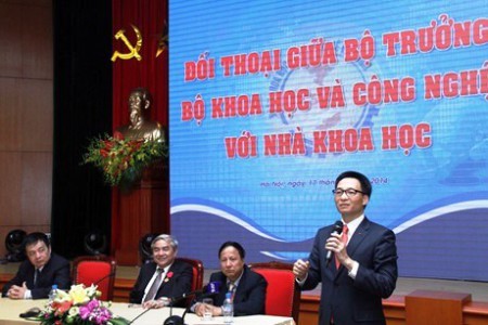 Phó Thủ tướng Vũ Đức Đam đang trả lời nhà khoa học trẻ Viêt Nam vê giàn khoan HD - 981