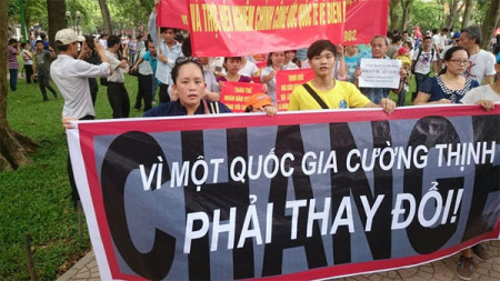 Phương Anh trong cuộc biểu tình chống Trung Quốc tại Hà Nội ngày 11.5