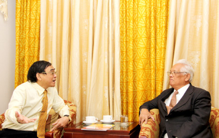 Giáo sư Tương Lai ( bên phải) trao đổi cùng Nhà thơ, Nhà báo Nguyễn Hòa Bình .  Ảnh: Hà Dũng