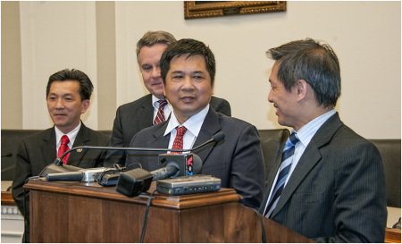 Từ trái: Cựu DB Cao Quang Anh, DB Chris Smith, TS Cù Huy Hà Vũ, và TS Nguyễn Đình Thắng tại cuộc họp báo tại Quốc Hội Hoa Kỳ vào ngày 06-05-2014 (Hình: Nguyễn Quốc Khải).