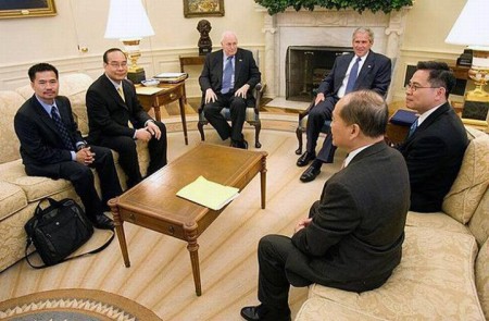 Tổng thống Mỹ George Walker Bush tiếp ông Đỗ Hoàng Điềm tại Nhà Trắng (Ông Điềm ngồi đầu tiên phía tay trái ông Bush)