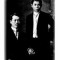 Kỳ ngoại hầu Cường Để (đứng) và cụ Phan Bội Châu (ngồi)