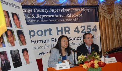 GSV. Janet Nguyễn (trái) và Dân Biểu Liên Bang Ed Royce tại buổi họp báo về Dự Luật HR 4254. (Hình: Linh Nguyễn/Người Việt)