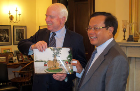 Bí thư Thành ủy Phạm Quang Nghị trao tặng Thượng nghị sĩ John McCain bức ảnh chụp bia chứng tích bên hồ Trúc Bạch 