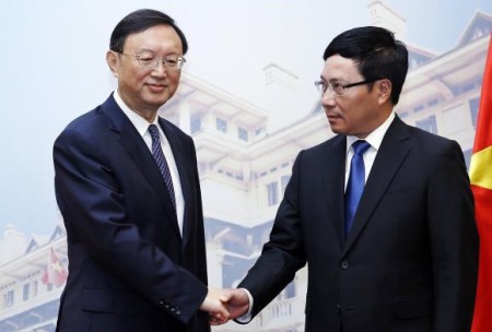 Phó thủ tướng VN Phạm Bình Minh tiếp Ủy viên Quốc vụ viện Trung Quốc Dương Khiết Trì. Ảnh TTXVN
