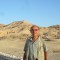 Tác giả đang đứng ở sa mạc bờ tây của thành phố Luxor. Sau lưng tác giả là hàng trăm ngôi mộ cổ hơn 2000 năm.