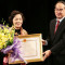 Chủ tịch Ủy ban Trung ương MTTQ VN Nguyễn Thiện Nhân trao Huân chương Độc lập hạng nhì cho bà Võ Thị Thắng. Ảnh: Đời Sống Pháp Luật