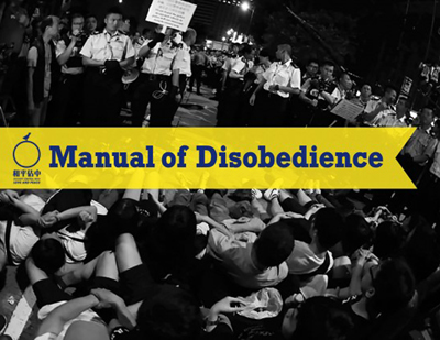 “Cẩm Nang Bất Tuân Dân Sự” (Manual of Disobedience) do tổ chức Occupy Central soạn, và phân phối vài ngày trước khi chiến dịch biểu tình được phát động. (Hình: Người Việt)