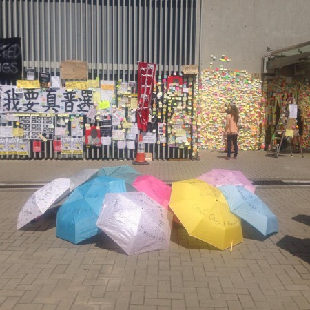 Những chiếc dù được các đoàn thể trong nước gửi gấm Nancy viết giùm để ủng hộ ''cách mạng ô dù'' Hong Kong