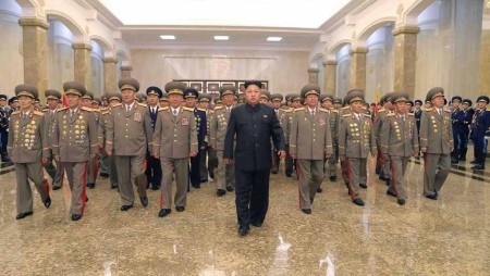 Lãnh đạo Triều Tiên Kim Jong Un viếng lăng Kim Nhật Thành ngày 27/07/2014. Ảnh Reuters