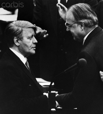 Helmut Schmidt (trái) chúc mừng ông Helmut Kohl trở thành Thủ tướng mới sau cuộc bỏ phiếu bất tín nhiệm. Ảnh: Bettmann/CORBIS
