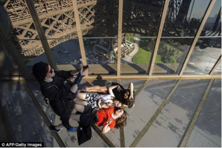 Tháp Eiffel với sàn kính trong suốt. Ảnh AFP