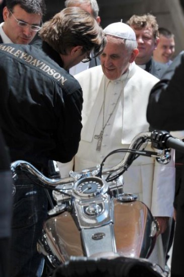 Giáo hoàng François với chiếc Harley bán đấu