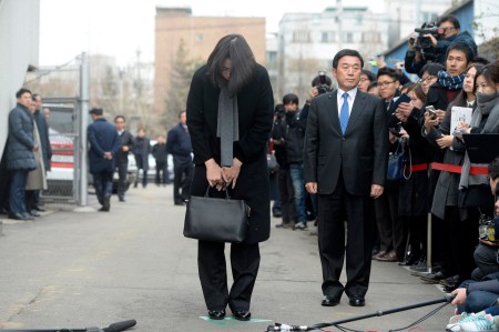  Bà Cho Hyun-ah cúi đầu nhận lỗi trước buồi điều trần hôm thứ Sáu (Ảnh Song Eun-seok/News1, via Reuters)