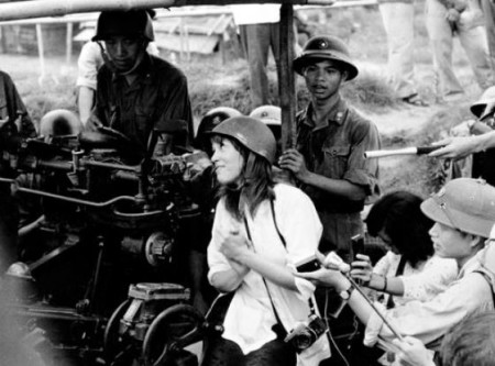 Jane Fonda ở trận địa pháo cao xạ năm 1972. bà đã đê nghị Hà Nội không công bố bức ảnh nhưng chúng vẫn xuất hiện sau đó