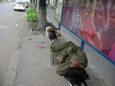 Những người vô gia cư ngủ ở trạm xe buýt ở Sài Gòn. Ảnh: Văn Lang/Người Việt