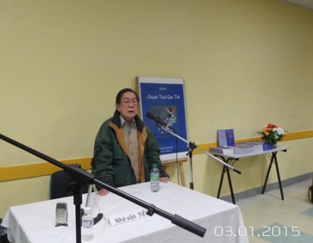Nhà văn Tiểu Tử trong buổi ra mắt sách Chuyện Thuở Giao Thời tại Paris ngày 3 tháng 1 năm 2015