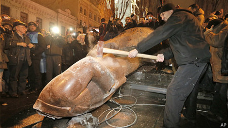 131210205515_ukrainian_protesters_smash_a_statue_of_vladimir_lenin_464x261_ap