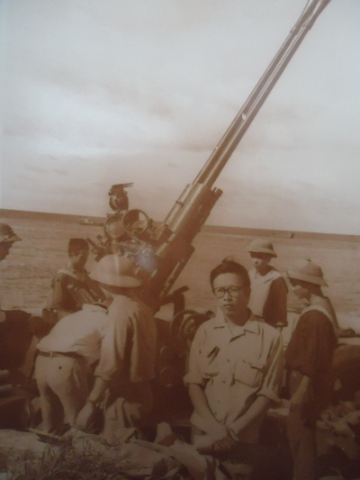 Ảnh: Phạm Đình Trọng ở trận địa pháo trên đảo Sinh Tồn, gần đảo Gạc Ma, năm 1978.