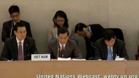 Phái đoàn Việt Nam do Thứ trưởng Ngoại giao Hà Kim Ngọc (hàng đầu, giữa) tại phiên kiểm điểm định kỳ về nhân quyền ở Genève ngày 05/02/2013