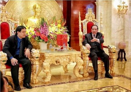 Báo Tiền Phong Online của đảng in hình nguyên Tổng Bí thư Nông Đức Mạnh ngồi trên ngai đầu rồng nạm vàng, giữa phòng khánh tiết gia đình lộng lẫy như giữa cung đình vua chúa ngày xưa.