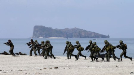 Hải quân Mỹ và Phi đang luyện tập đổ bộ lên một hòn đảo năm 2014