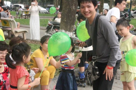 Anh Trịnh Anh Tuấn, một lần phát bóng bay cho các trẻ nhỏ trong cuộc tuần hành "Vì một Hà Nội xanh". Ảnh: Lan Le