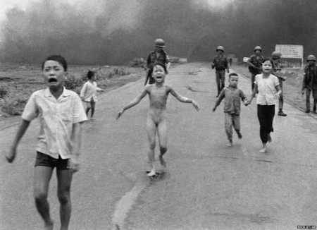 Bức ảnh 'Em bé Napalm' được báo chí dùng nhiều trong Cuộc chiến Việt Nam.