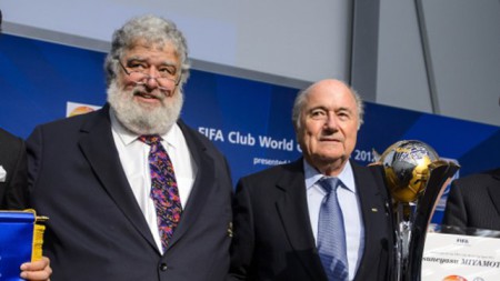 Blazer (trái) cùng Chủ tịch FIFA Sepp Blatter trong một sự kiện năm 2012, một năm trước khi Blazer nhận tội với tòa án Mỹ. Ảnh: rte.ie