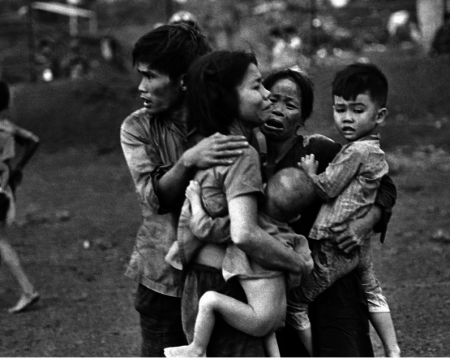Tháng 6, 1965: Đồng Xoài, Vietnam. Nguồn: AP/Horst Faas