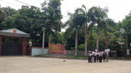 Bằng hữu đang giương biểu ngữ yêu cầu trả tự do cho chị Tạ Phong Tần, ngay trước trại tù số 5 - Thanh Hóa. Ảnh: Bạch Hồng Quyền