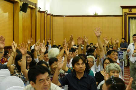 Các đại biểu biểu quyết tại đại hội