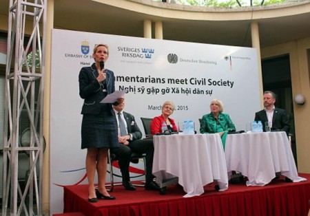 Buổi chiều ngày 30/3/2015, tại Tòa đại sứ Đức tại Hà Nội đã diễn ra cuộc gặp gỡ, trò chuyện giữa một số nghị sĩ của Đức và Thụy Điển với giới xã hội dân sự Việt Nam (RFA)