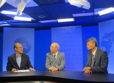 Từ trái phóng viên Kính Hòa, Giáo sư Đoàn Viết Hoạt, và Tiến sĩ Nguyễn Quang A tại đài RFA ở Washington ngày 20 tháng 8, 2015