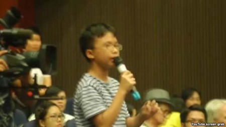 Em Vũ Thạch Tường Minh phát biểu trong buổi hội thảo ra mắt sách Văn và Tiếng Việt lớp 6 của nhóm Cánh Buồm tại Hà Nội hôm 12/8. (Ảnh chụp từ clip trên youTube).