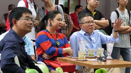 Giáo sư Ngô Bảo Châu và bà Nguyễn Thanh Phượng khiến phiên đấu giá sách 'thêm kịch tính và hào hứng' (ảnh của báo Tuổi Trẻ)