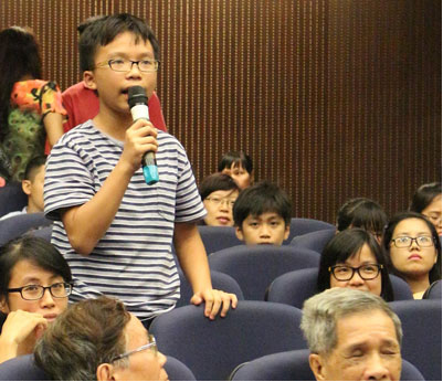 Cậu bé Vũ Thạch Tường Minh – 14 tuổi, học sinh trường Hà Nội –  Amsterdam phát biểu tại buổi ra mắt sách của nhóm Cánh Buồm. Ảnh và chú thích: RFA 