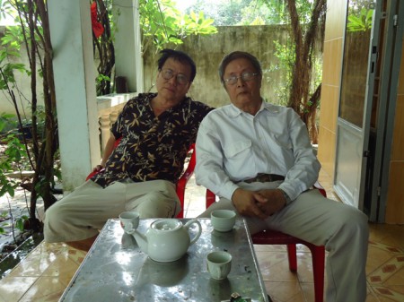 Tác giả Phạm Đình Trọng (bên phải) và nah2 văn Nhật Tuấn