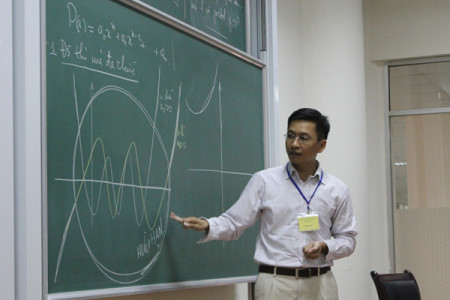Phùng Hồ Hải đang giảng toán