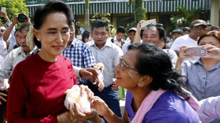 Bà Suu Kyi và cử tri trong cuộc bầu cử tự do