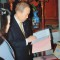Ông Ban Ki-moon xem cuốn sách Lịch triều hiến chương loại chí trước ban thờ trong nhà thờ dòng họ Phan Huy - Ảnh: đại diện dòng họ Phan ở Sài Sơn cung cấp (Thanh Niên online)