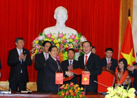 Bộ trưởng Công an Việt Nam Trần Đại Quang và Bộ trưởng Công an Trung Quốc Quách Thanh Côn tay trong tay thề bảo vệ CNXH 