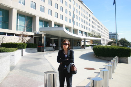 NBTD Tạ Phong Tần trước trụ sở Bộ Ngoại Giao (Washington DC)